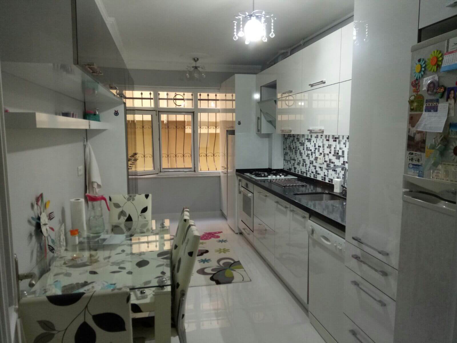 Antrasit ve beyaz mutfak dolabı