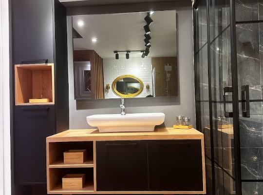 Mat Siyah Akrilik Kapaklı Modern Banyo Dolabı