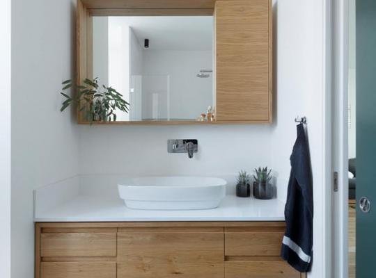 Modern Ahşap Kaplama Banyo Dolabı